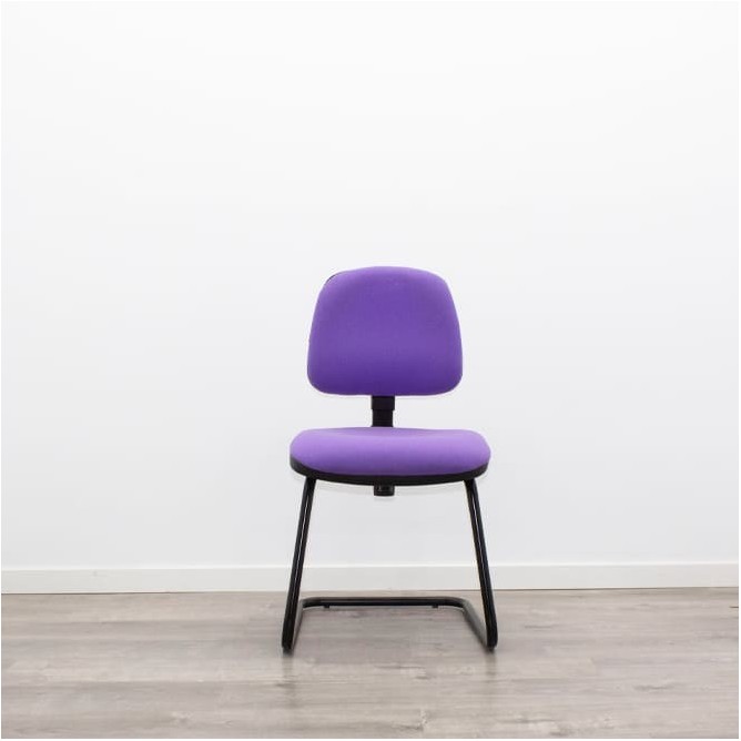 Silla confidente en tela morada base patín negra