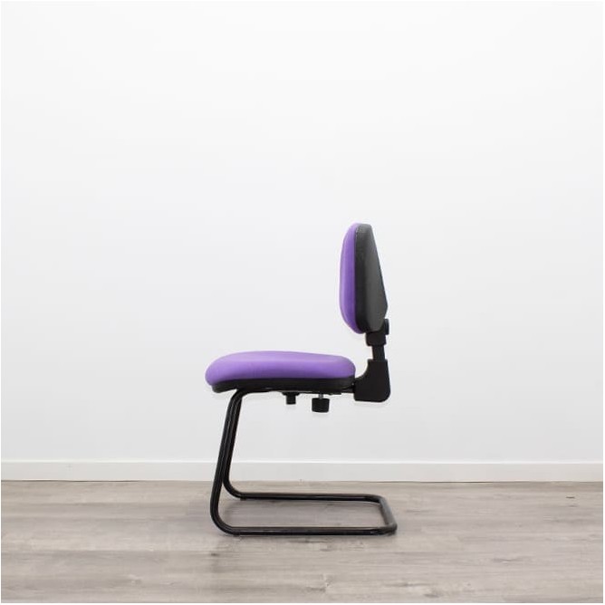 Silla confidente en tela morada base patín negra