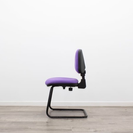 Silla confidente en tela morada base patín negra