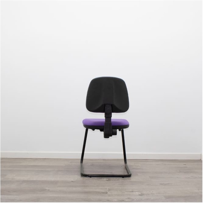 Silla confidente en tela morada base patín negra