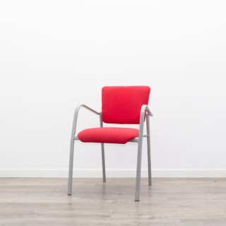Silla confidente fija en rojo con brazos y estructura gris 2