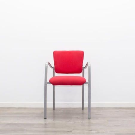Silla confidente fija en rojo con brazos y estructura gris