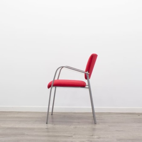 Silla confidente fija en rojo con brazos y estructura gris