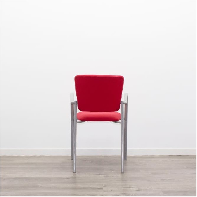 Silla confidente fija en rojo con brazos y estructura gris