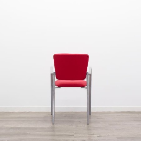 Silla confidente fija en rojo con brazos y estructura gris