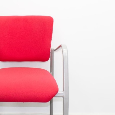 Silla confidente fija en rojo con brazos y estructura gris