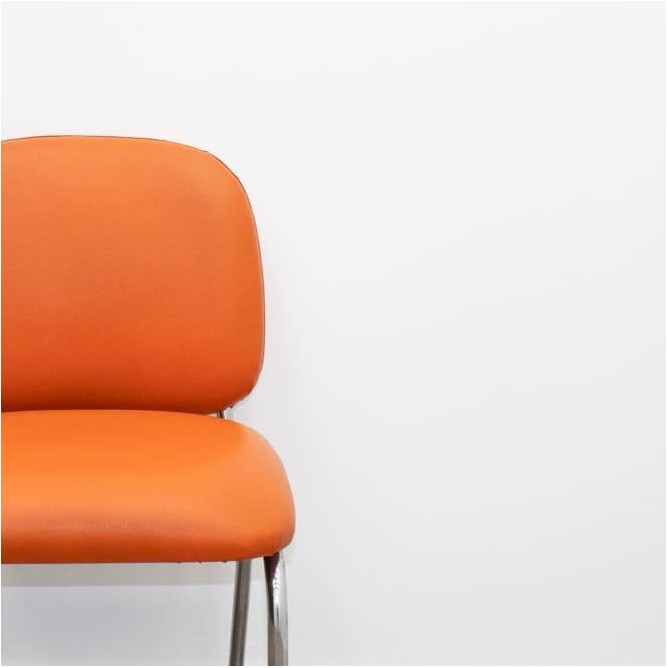 Silla confidente en napel naranja base 4 patas grises