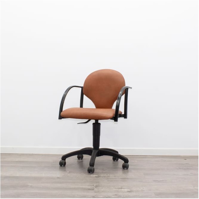 Silla confidente giratoria con ruedas en napel marrón