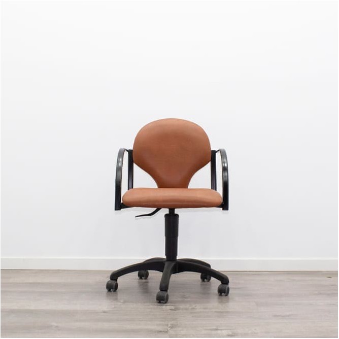Silla confidente giratoria con ruedas en napel marrón
