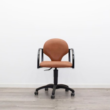 Silla confidente giratoria con ruedas en napel marrón