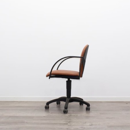Silla confidente giratoria con ruedas en napel marrón