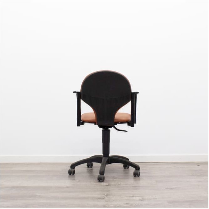 Silla confidente giratoria con ruedas en napel marrón
