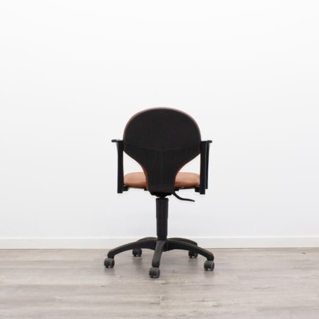 Silla confidente giratoria con ruedas en napel marrón