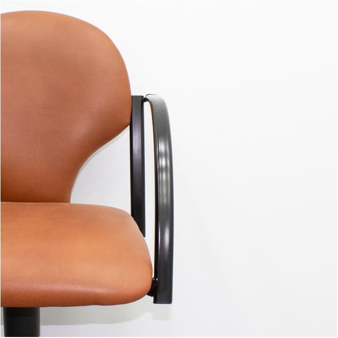 Silla confidente giratoria con ruedas en napel marrón