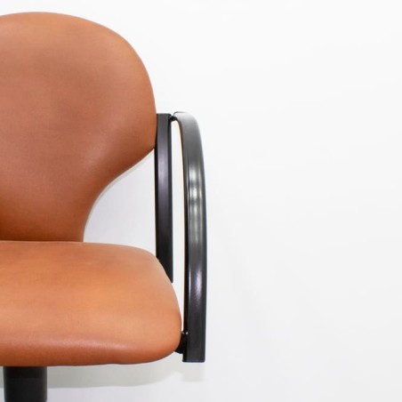 Silla confidente giratoria con ruedas en napel marrón