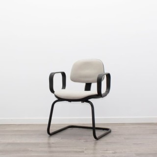 Silla confidente en tela gris claro con base patín negra 2
