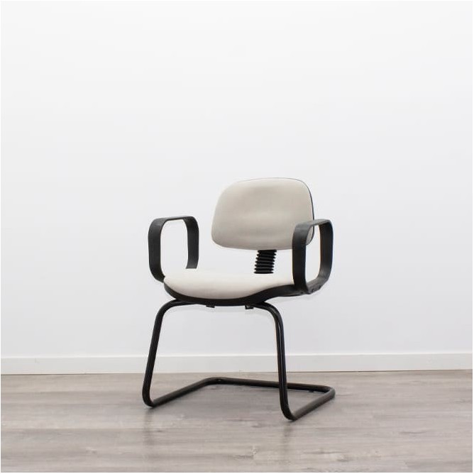Silla confidente en tela gris claro con base patín negra