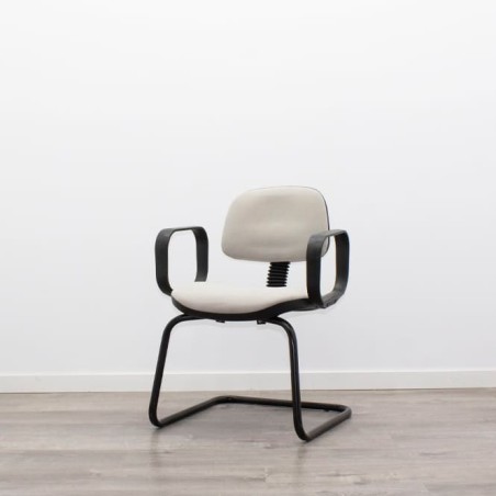 Silla confidente en tela gris claro con base patín negra