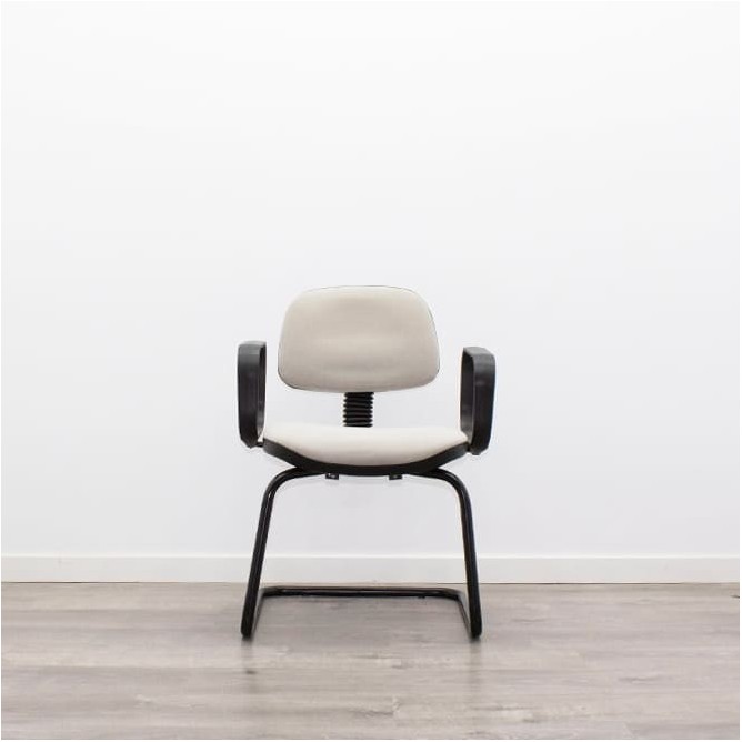 Silla confidente en tela gris claro con base patín negra
