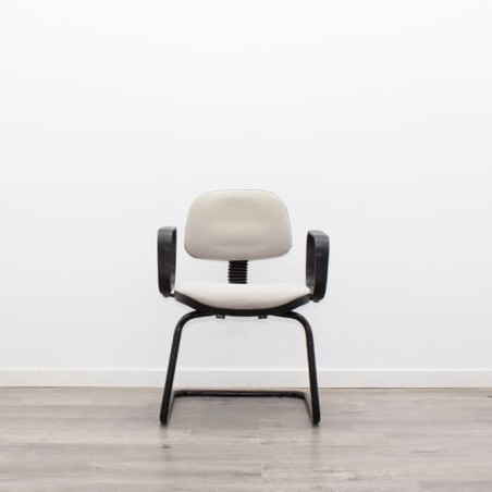 Silla confidente en tela gris claro con base patín negra