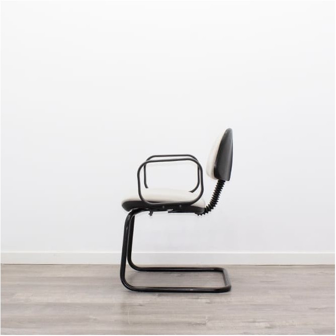 Silla confidente en tela gris claro con base patín negra