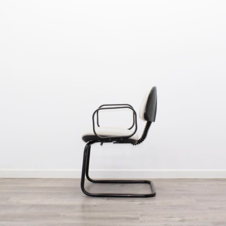 Silla confidente en tela gris claro con base patín negra