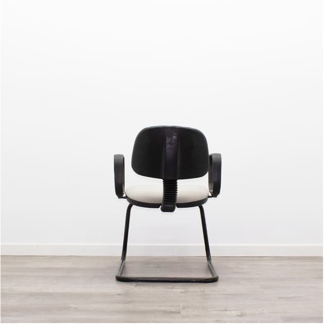 Silla confidente en tela gris claro con base patín negra