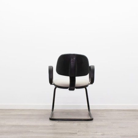 Silla confidente en tela gris claro con base patín negra