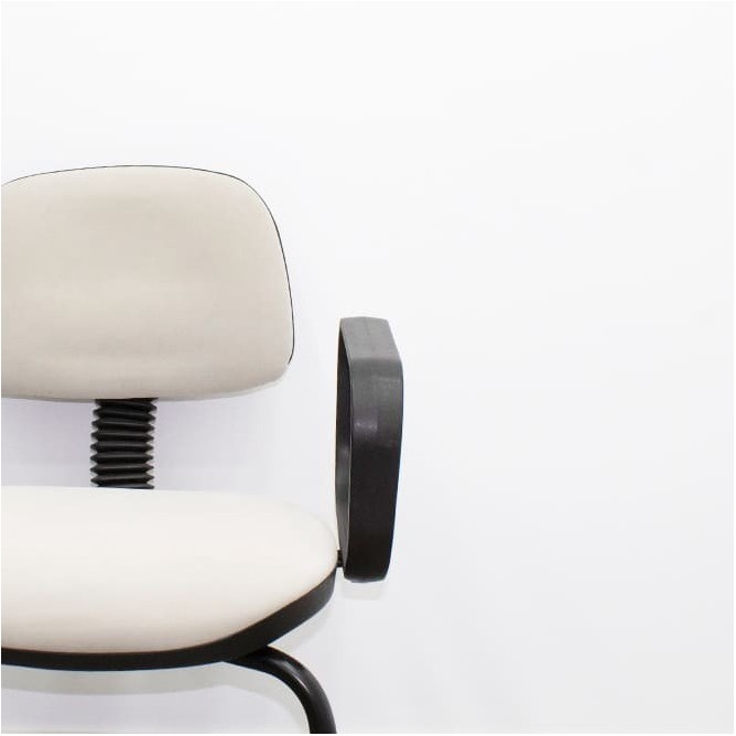 Silla confidente en tela gris claro con base patín negra