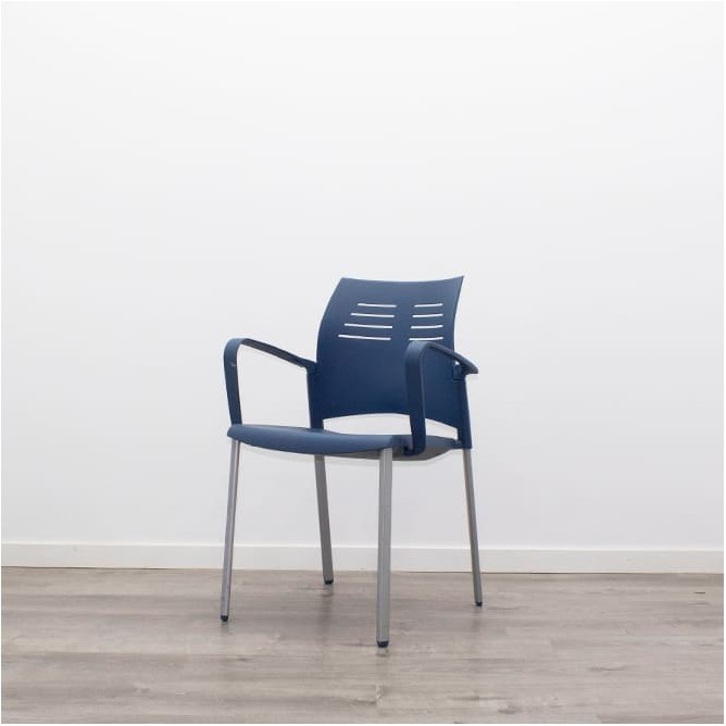Silla colectiva en polipropileno azul con brazos