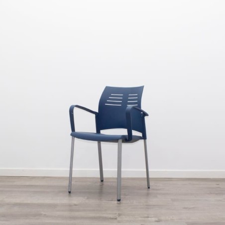 Silla colectiva en polipropileno azul con brazos