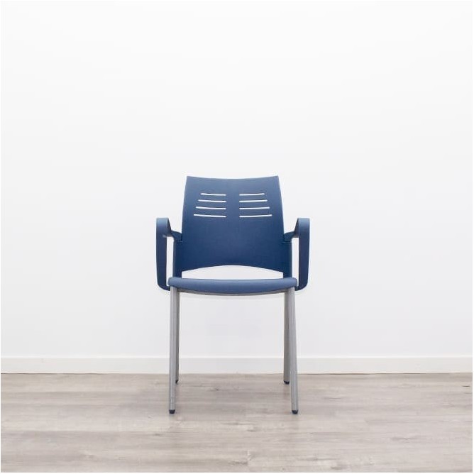 Silla colectiva en polipropileno azul con brazos