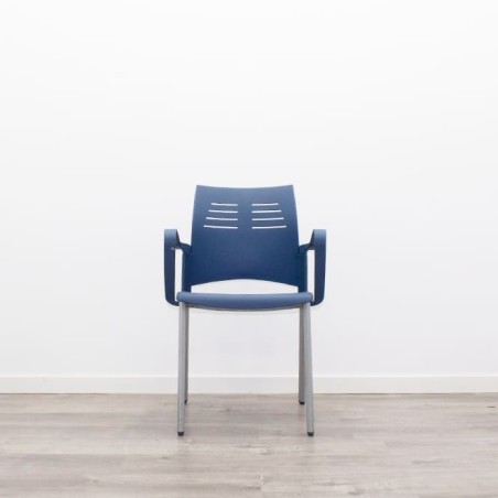 Silla colectiva en polipropileno azul con brazos