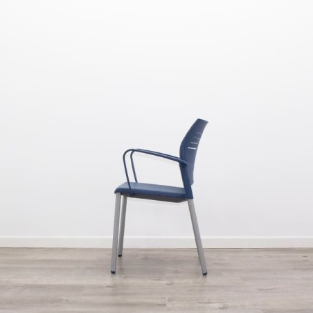Silla colectiva en polipropileno azul con brazos