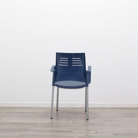 Silla colectiva en polipropileno azul con brazos