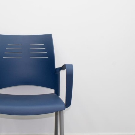 Silla colectiva en polipropileno azul con brazos