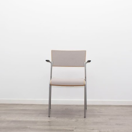 Silla confidente de madera y tapizado gris claro