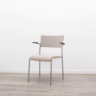 Silla confidente de madera y tapizado gris claro 2
