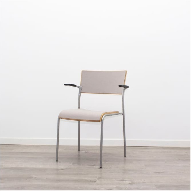 Silla confidente de madera y tapizado gris claro