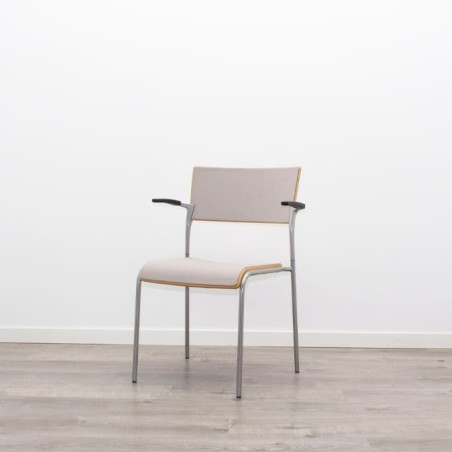 Silla confidente de madera y tapizado gris claro