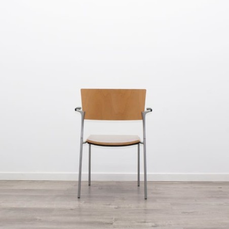 Silla confidente de madera y tapizado gris claro - Mercaoficina