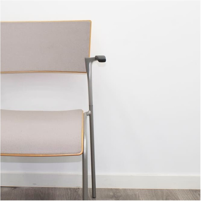 Silla confidente de madera y tapizado gris claro