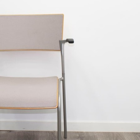 Silla confidente de madera y tapizado gris claro