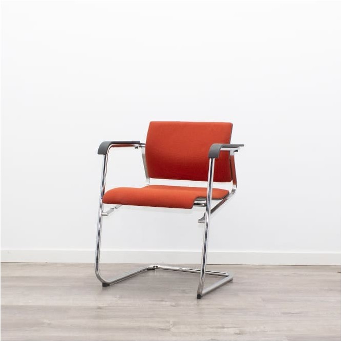 Silla confidente tapizada en rojo y base patín cromada