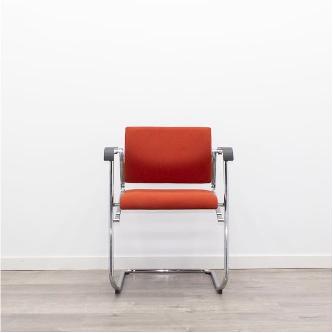 Silla confidente tapizada en rojo y base patín cromada