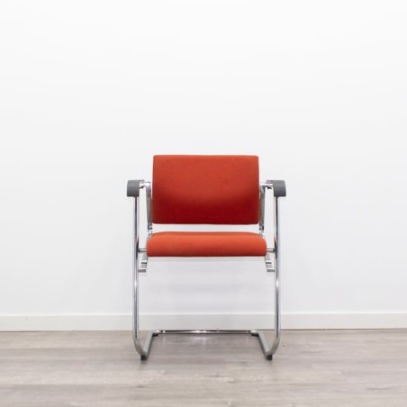 Silla confidente tapizada en rojo y base patín cromada