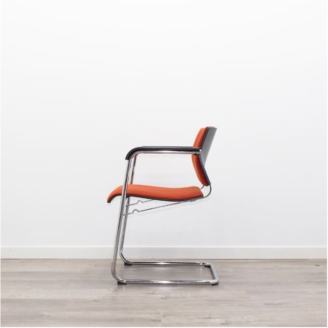 Silla confidente tapizada en rojo y base patín cromada