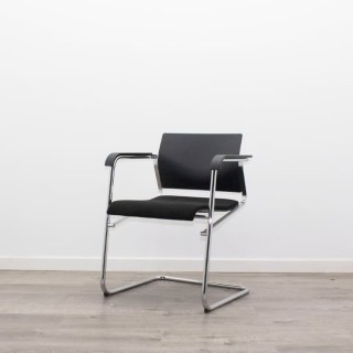 Silla confidente tapizada en negro y respaldo en PVC 2