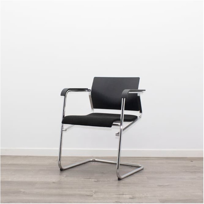 Silla confidente tapizada en negro y respaldo en PVC