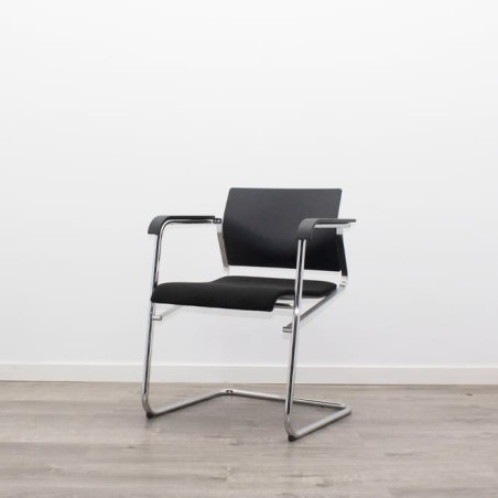 Silla confidente tapizada en negro y respaldo en PVC